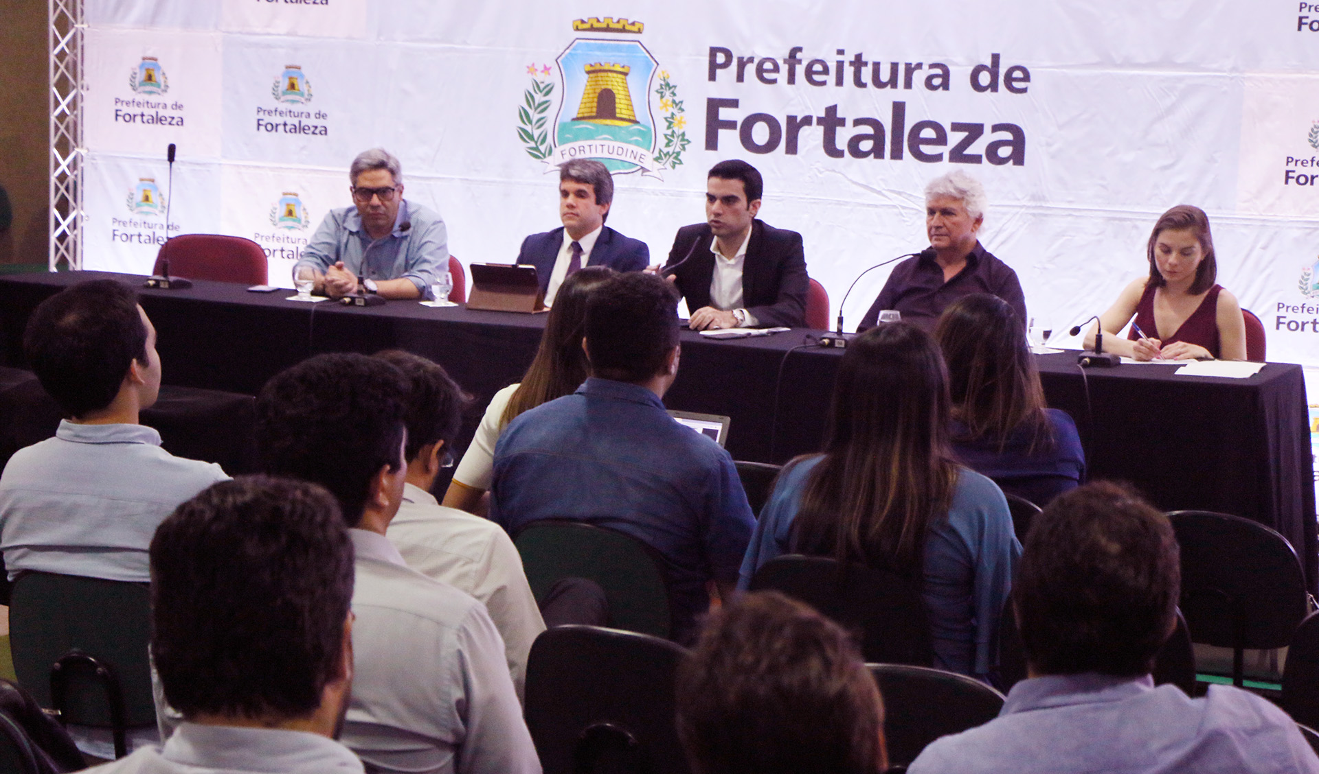 pessoas em uma mesa de auditório